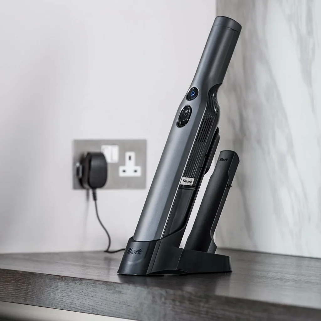 Le Shark WandVac en charge sur sa base, sur un comptoir