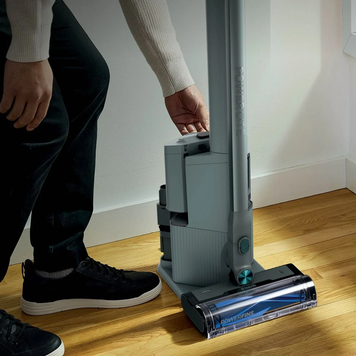 Le Shark PowerLite Clean & Empty reposé sur sa base, qui le vide et le recharge