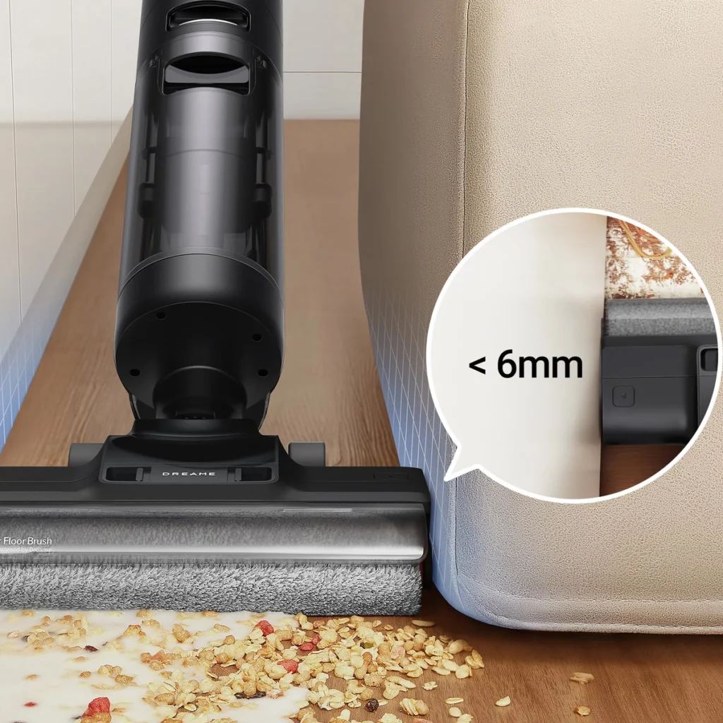 La brosse du Dreame H12 Pro Ultra lave le long d’un meuble, à moins de 6 mm du bord