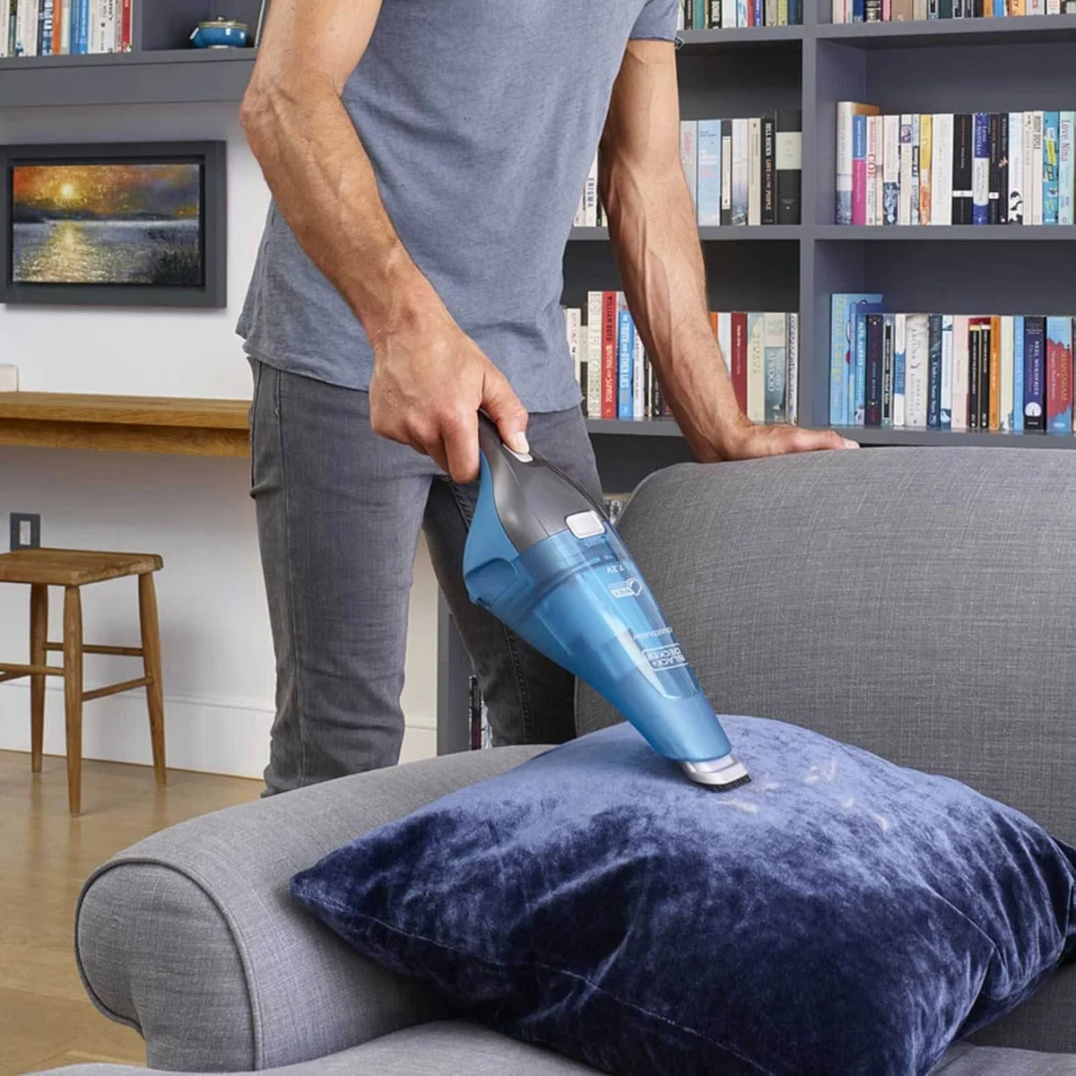Le Dustbuster aspire un coussin sur un canapé