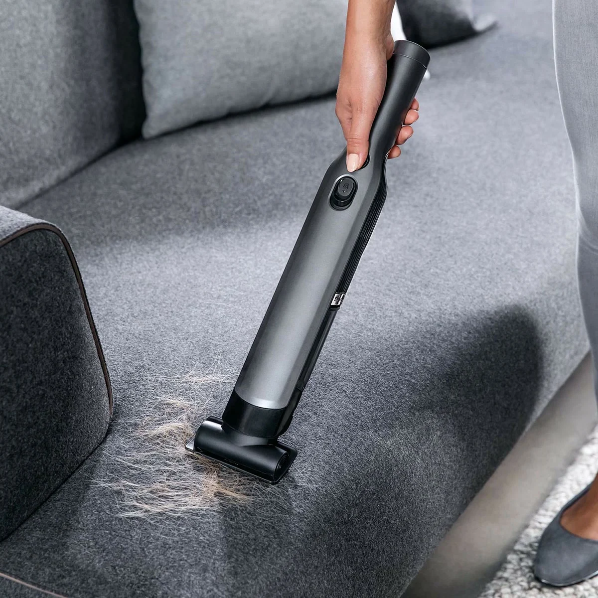 Le Shark WandVac aspire des poils sur un canapé