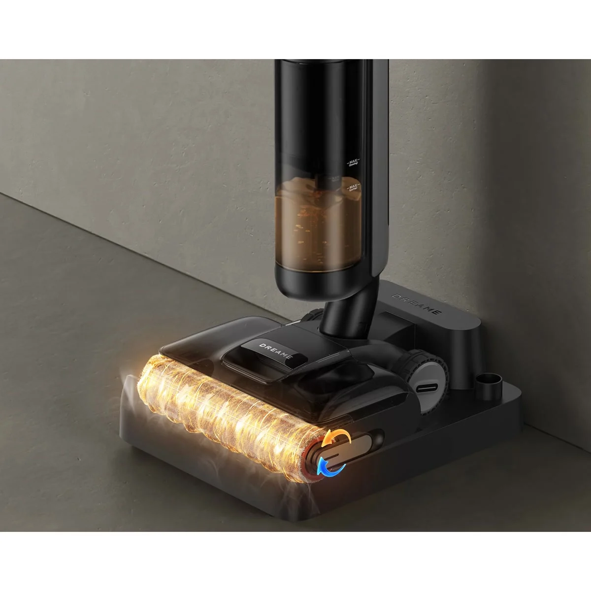 La brosse du Dreame H12 Pro FlexReach lavée à chaud sur sa station