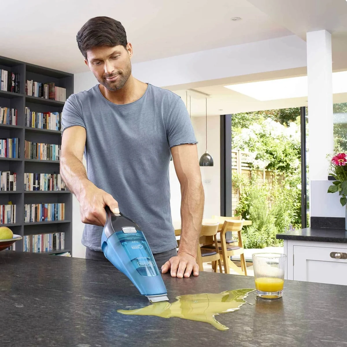 Le Dustbuster aspire du jus renversé sur un plan de travail