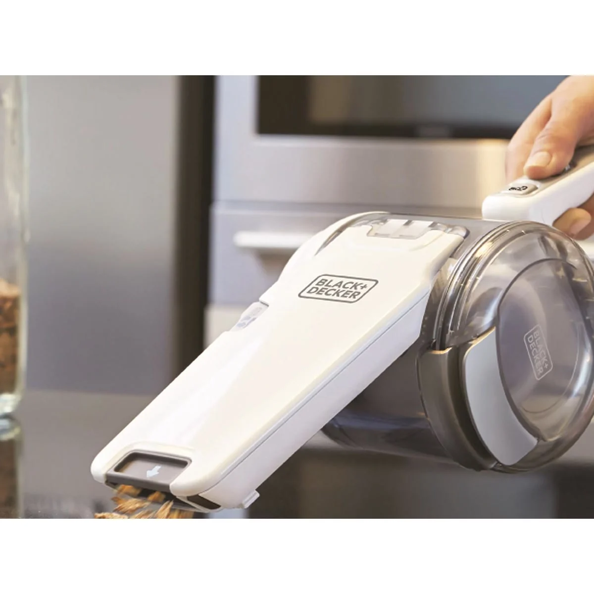 Le Dustbuster Pivot aspire des céréales sur un plan de travail