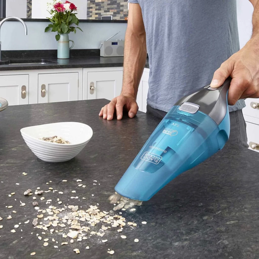 Le Dustbuster aspire des flocons d’avoine sur un plan de travail