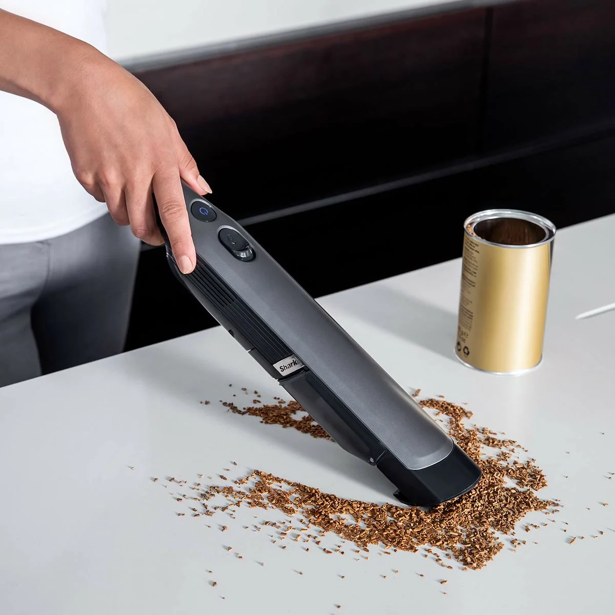 Le Shark WandVac aspire du café renversé