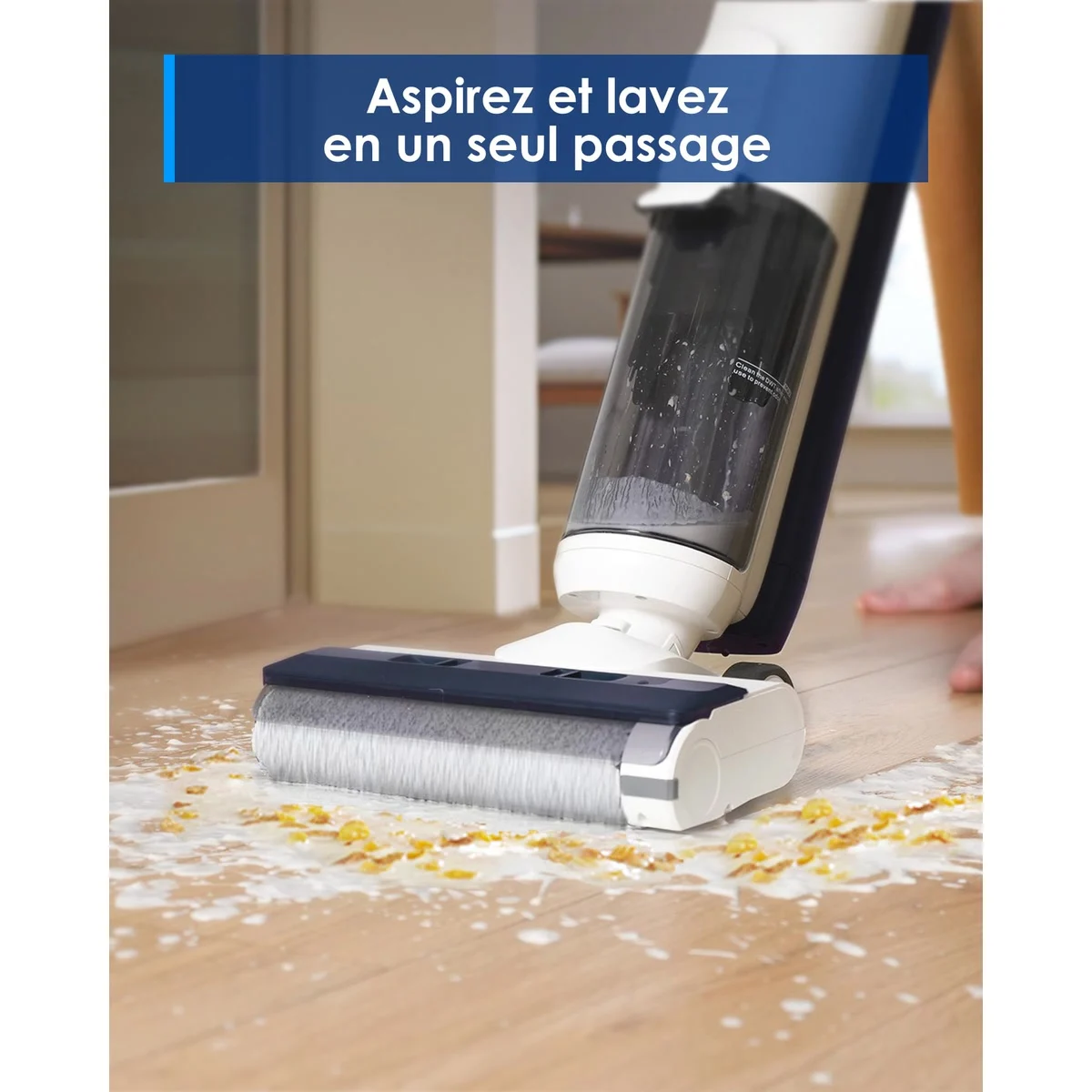 Le Tineco iFLOOR 5 aspire et lave des céréales renversées sur un parquet