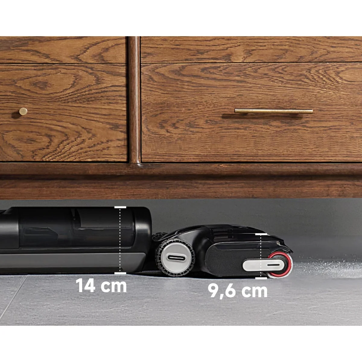 Le Dreame H12 Pro FlexReach couché à plat sous un meuble, 14 cm de haut
