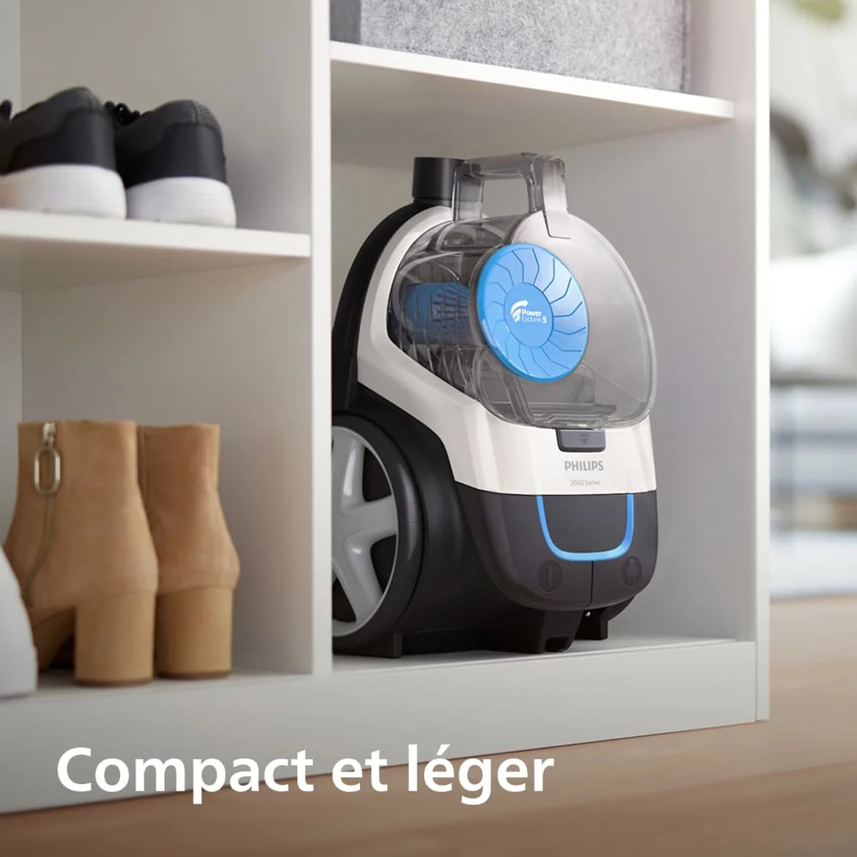Le Philips PowerPro Compact rangé dans un placard