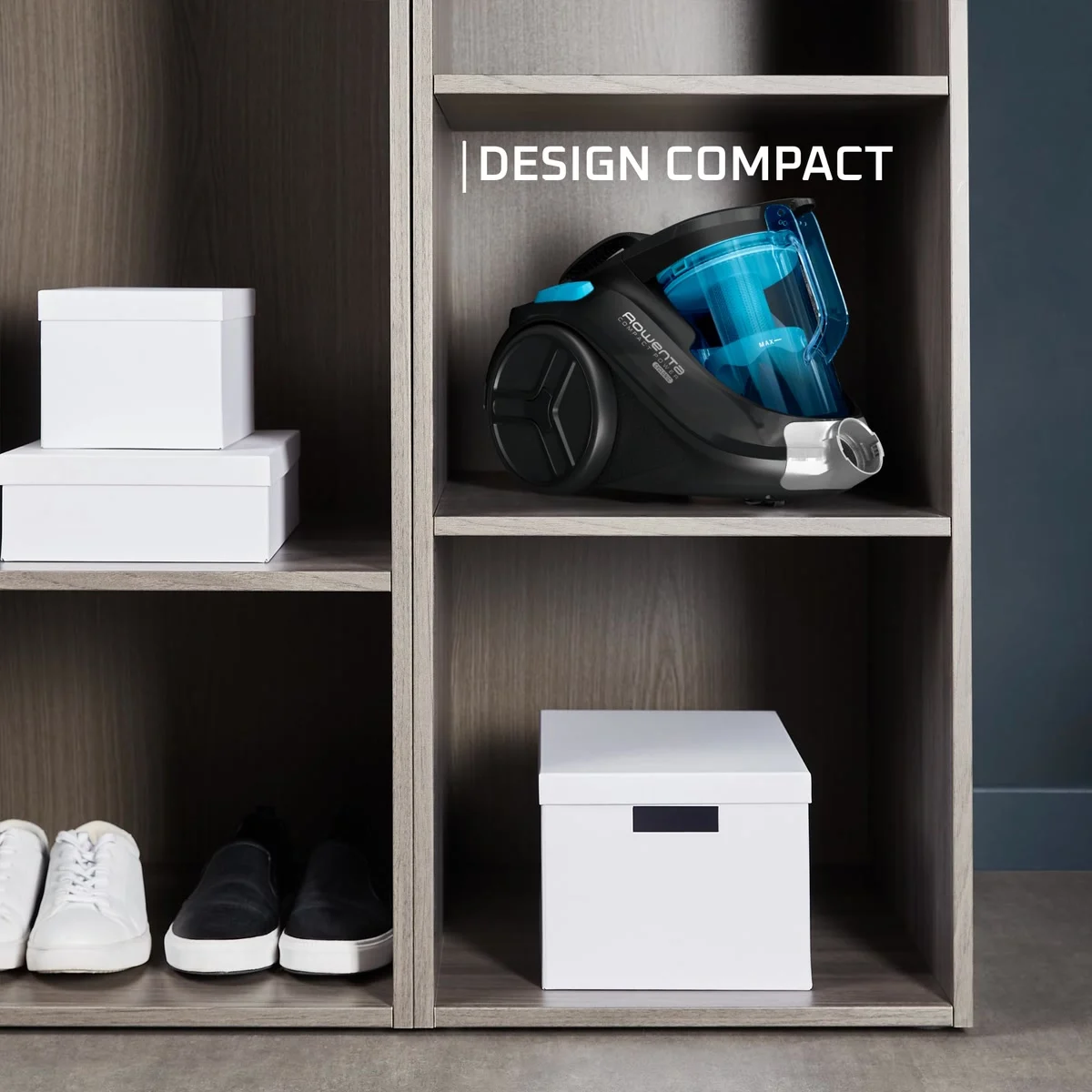 Le Rowenta Compact Power Cyclonic rangé dans un meuble