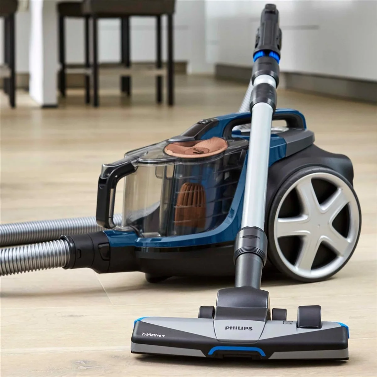 Le Philips Série 7000 sur un parquet