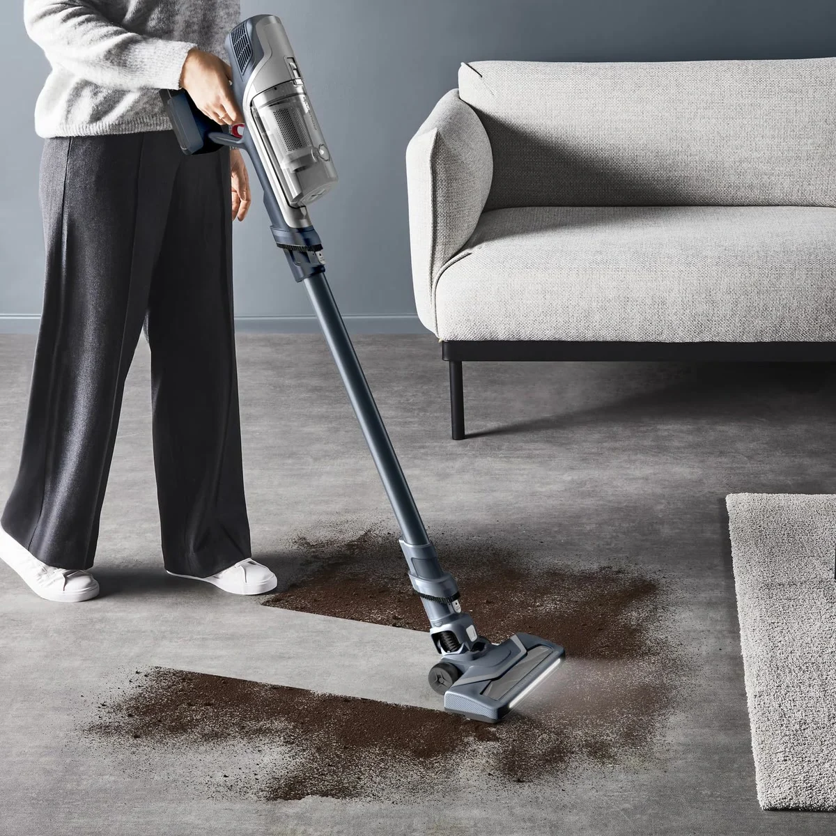 Le Rowenta X-Pert 6.60 aspire de la terre sur un tapis