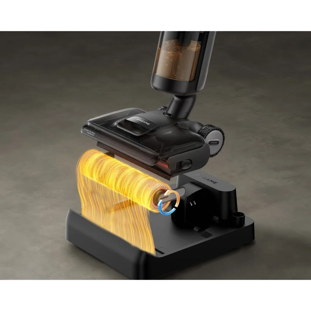 La brosse du Dreame H12 Pro FlexReach séchée à l’air chaud sur sa station