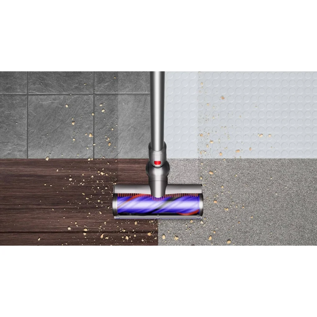 La brosse du Dyson V8 Advanced sur parquet, carrelage et tapis