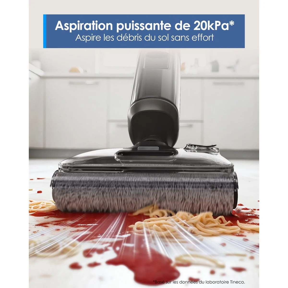 Le Tineco i6 Stretch aspire une tache de sauce et des pâtes sur un sol clair