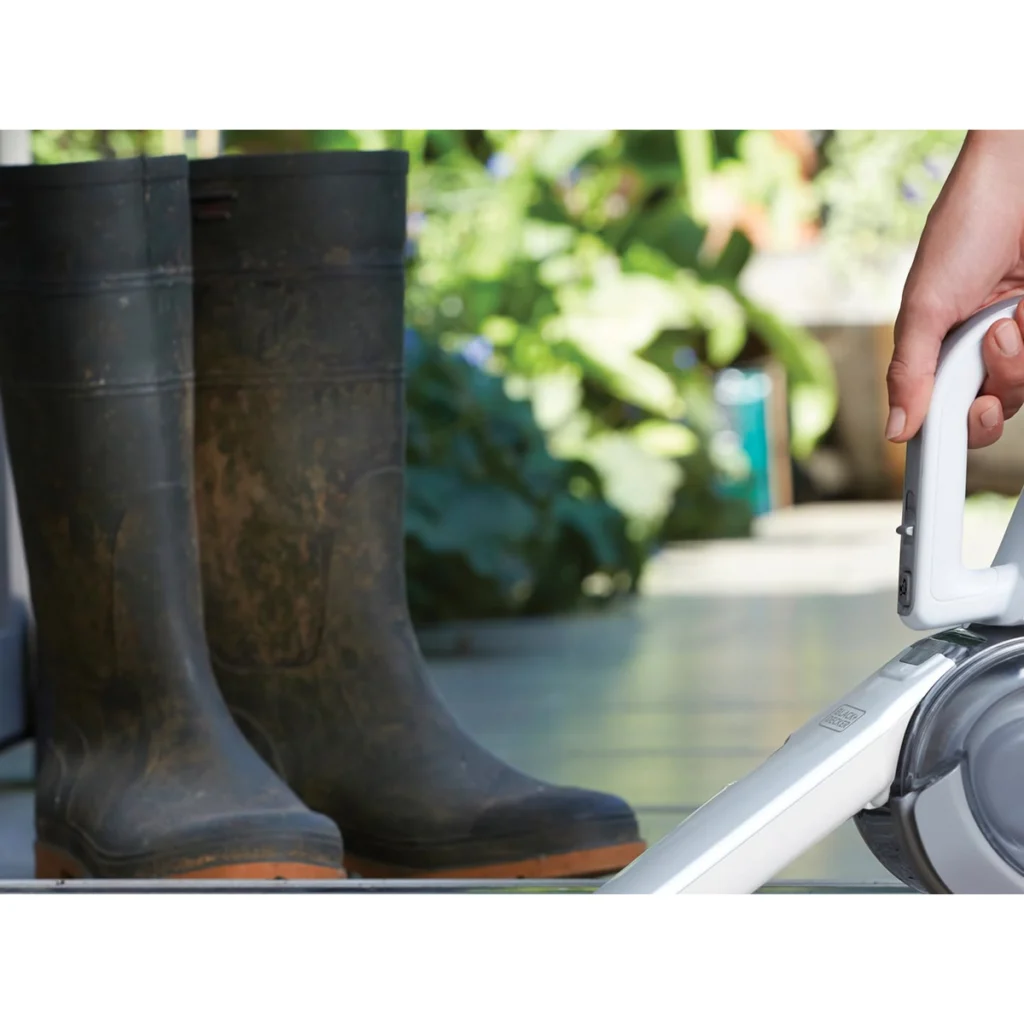 Le Dustbuster Pivot aspire de la terre sur un paillasson