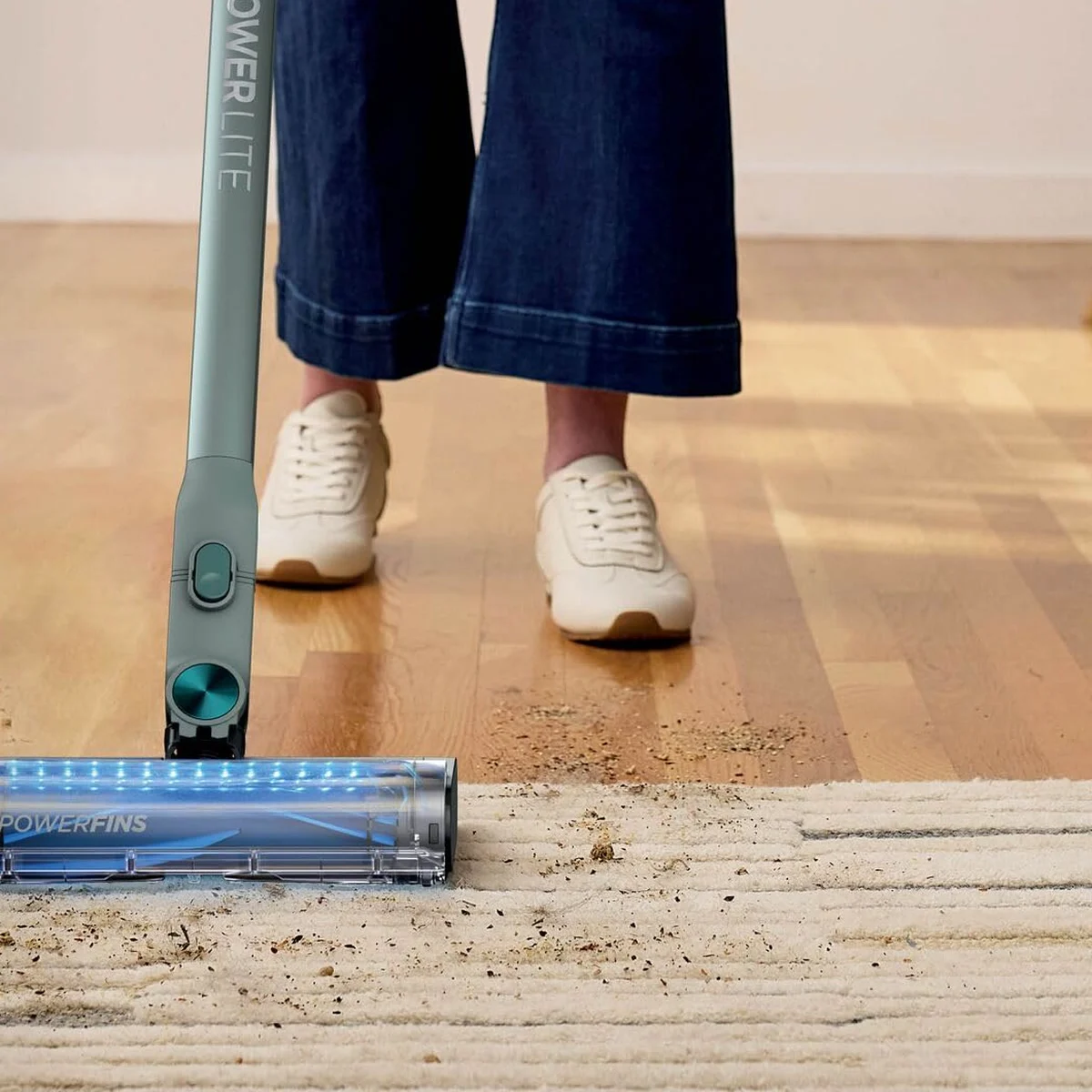 Le Shark PowerLite Clean & Empty passe sur un tapis