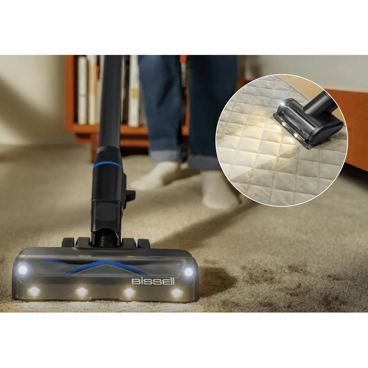 Le Bissell PowerClean FurGuard éclaire et aspire les poils sur un tapis
